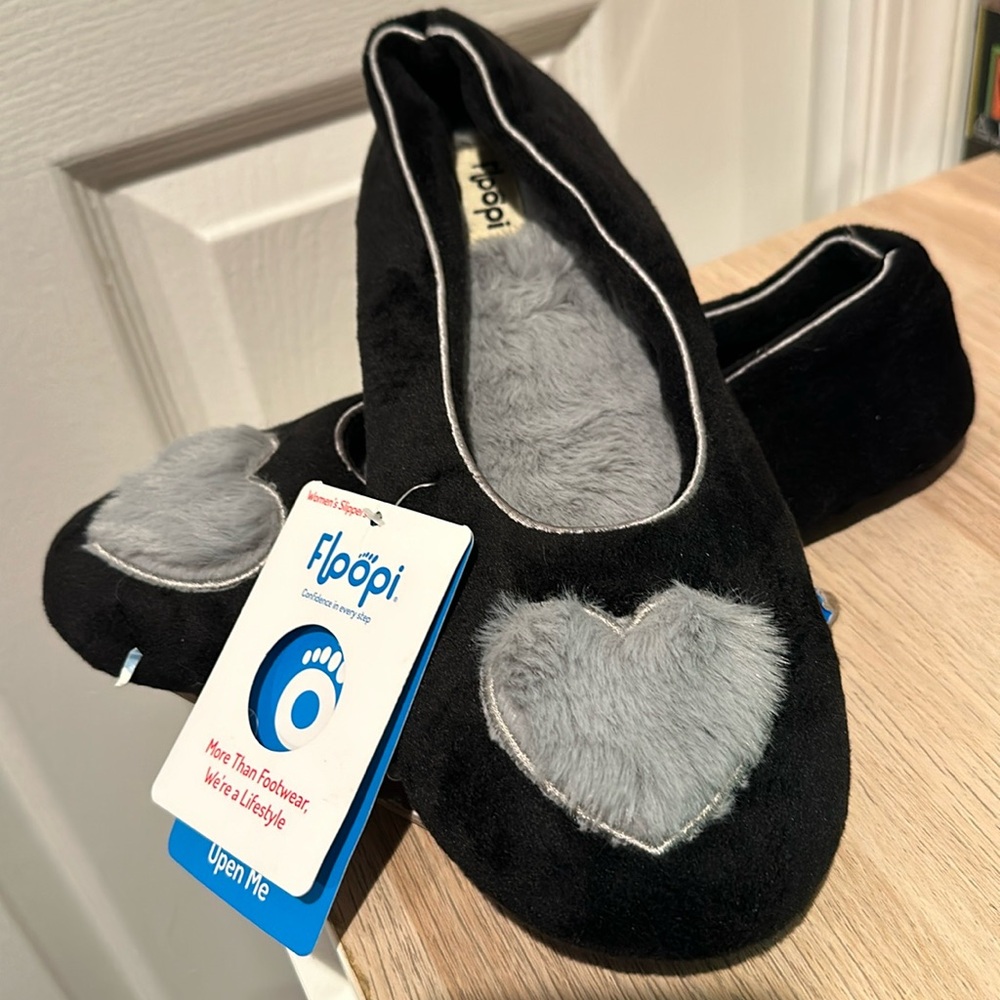 Floopi brand women’s indoor/outdoor memory foam slippers. Size extra large.